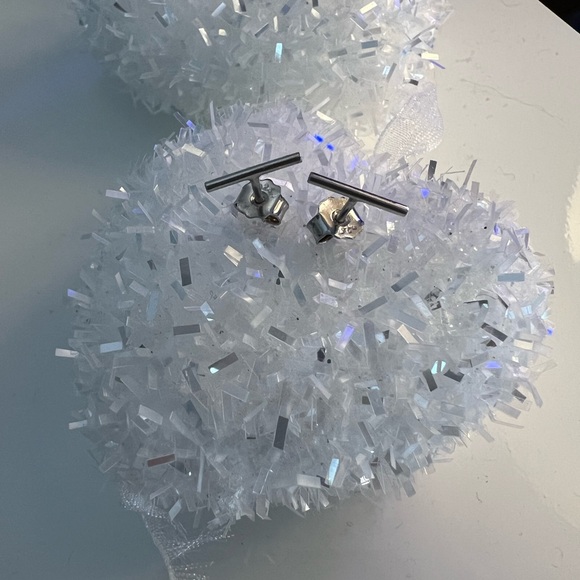 Tocara Bar earrings - Picture 3 of 3